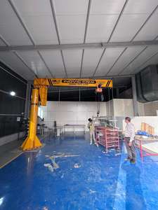 Grúa de pilar motorizada de 1 tonelada con polipasto eléctrico de cadena, rodamientos de alta resistencia, brazo de 5m y elevación de 3m - Product Image 3