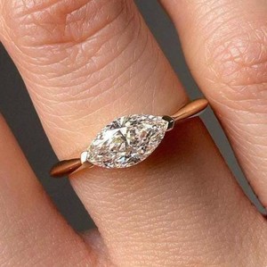 แหวนหมั้นและแต่งงานสไตล์วินเทจประดับเพชรโมอิสซาไนต์ทรงมาร์คีส์ 2 กะรัต ฝังแบบครึ่งขอบ ตัวเรือนทองคำแท้ 14K สีเหลือง สำหรับผู้หญิง เหมาะเป็นของขวัญ - Product Image 1