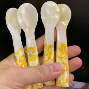 Cuillère en nacre du Vietnam Outil de service en coquille unique fabriqué à la main pour le dessert buffet de fruits de mer et la gastronomie - Product Image 1