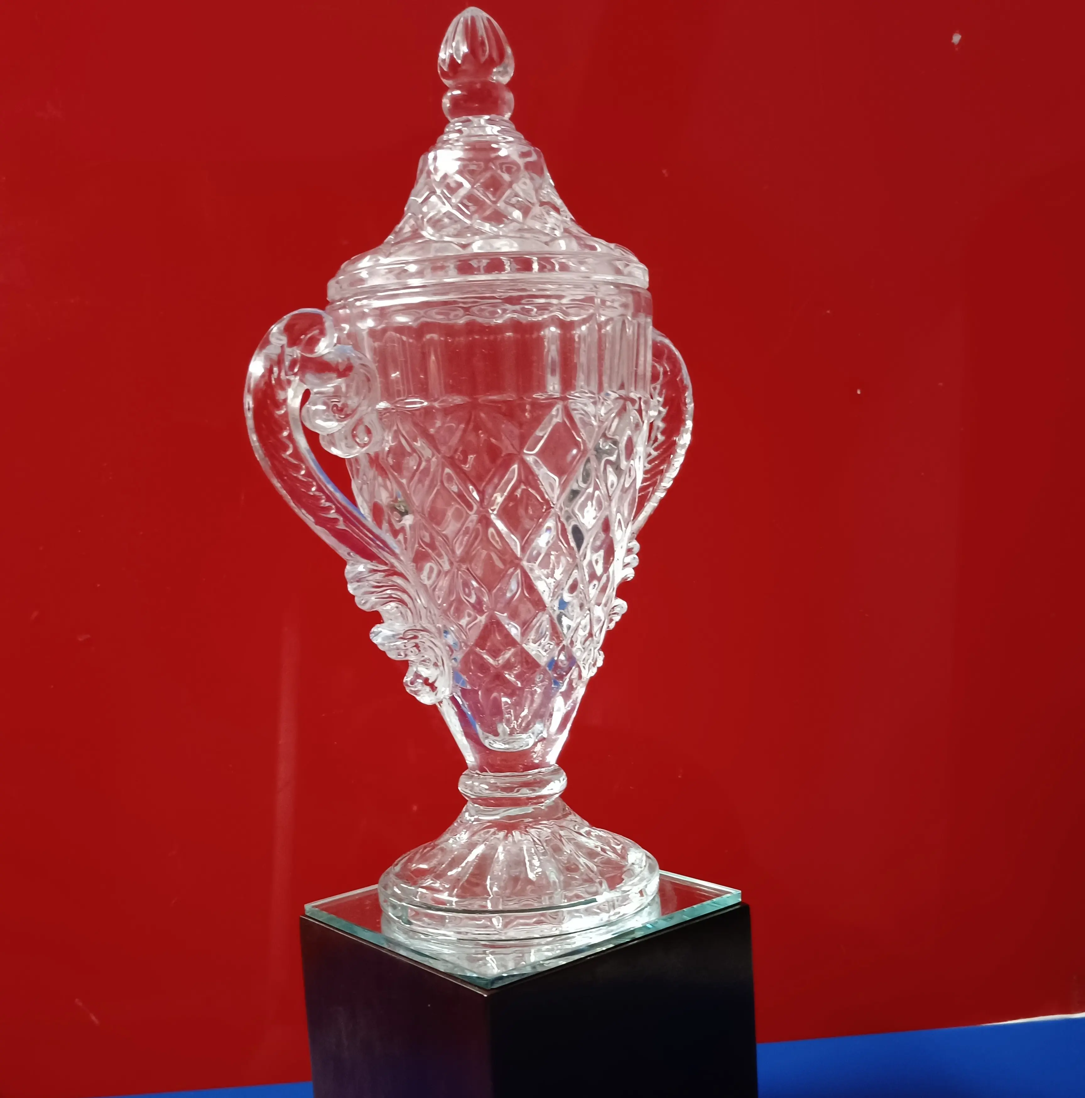 Troféus Fabricante Atacado Últimas Prêmios Personalizar Logo Design Troféu De Vidro De Cristal para Evento Sports Business Gift