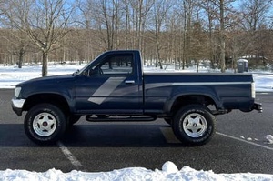 Toyota Pickup 4x4 1989 bleu et noir, Toyota 4x4 d'occasion, modèle cabine simple, 100% parfaitement fonctionnel, sans accident - Product Image 5