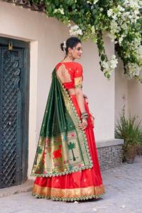 Lehenga Choli festif en soie jacquard de créateur avec broderie au fil et latkan fantaisie - Product Image 2