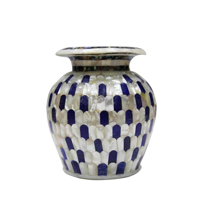 สีขาวและสีฟ้า