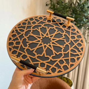 Plateau noir avec design doré et verre au look élégant parfait pour servir la vanité décorative et le présentoir de table festif - Product Image 1