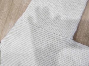 Pull en maille avec petit motif jacquard, col haut de 7cm avec fermeture à demi-zip, manches longues et emmanchure carrée. - Product Image 5