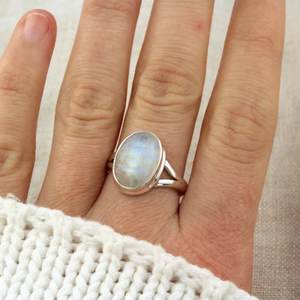 Anillo de Boda con Cabujón Ovalado de Turquesa de 10x14mm, Diseño Único Personalizable, Plata de Ley con Baño de Oro, Propiedades Curativas - Product Image 4