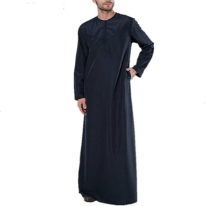 Vente en gros de couleur noire pour homme Style saoudien et émirati pour l'Arabie saoudite pour homme Thobes pour homme de meilleure qualité Abaya à bas quantité minimale de commande 2025 - Product Image 1