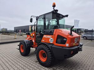Chargeuse sur pneus compacte Kubota R070 avec accessoire chariot élévateur, orange, pour travaux agricoles et de construction - Product Image 3
