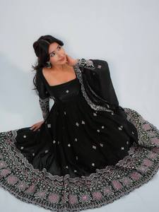 Ensemble de luxe en gros : Lehenga Choli noir en soie brodé de sequins lourds, robe longue et pantalon palazzo pour mariage indien et pakistanais - Product Image 4