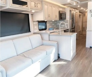 Autocaravana N-E-W-M-A-R RV K-O-U-N-T-R-Y STAR 3717 del 2020, USADA EN BUEN ESTADO, DISPONIBLE PARA LA VENTA - Product Image 4