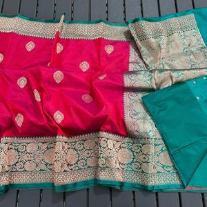 Sarees de seda de brocado puro hechos a medida ideales para reventa por diseñadores de ropa y tiendas de moda en Sari rosa con azul más amplio - Product Image 1