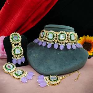 Juego de gargantilla de Kundan y perlas colgantes sin cortar con Maang Tikka Este juego agrega un toque real a cualquier conjunto Ideal para eventos especiales - Product Image 3