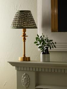 Lampe de table en métal au design minimaliste pour un style de chambre moderne, favorisant un environnement calme et relaxant - Product Image 3