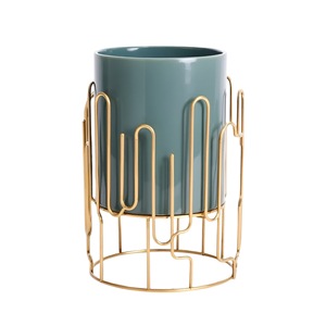 Pot de fleurs géométrique au design moderne avec support en fil d'or pour l'affichage élégant de plantes d'intérieur et les pots de décoration de bureau à domicile - Product Image 1
