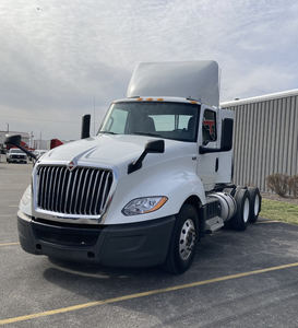 Camion semi-remorque longue portée d'occasion INTERNATIONAL LT 625 Classe 8 2018, cabine simple avec couchette - LHD/RHD - Expédition mondiale - Product Image 1