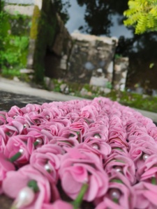 Guirlandes de fleurs de rose en velours avec des roses en perles blanches, chaîne de roses pour la décoration, décoration de porte latérale, décoration de scène - Product Image 5
