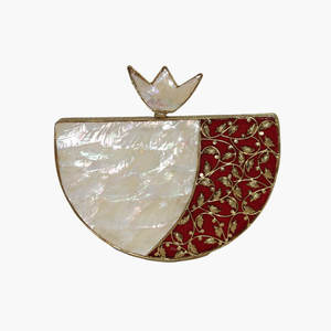 กระเป๋าคลัทช์กรอบทองเหลืองหรูหราประดับด้วยเปลือกหอยมุกธรรมชาติฝังกรอบทองเหลืองแข็งพร้อมสายโซ่ที่ถอดออกได้ - Product Image 3