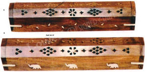 Boîte porte-encens fleur en bois de teck poli brûleur de bâton d'encens en bois fabriqué à la main avec attrape-cendres au design floral sculpté - Product Image 3