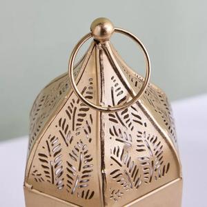 Lanterne élégante en métal doré avec motif palmier, forme haute, poignée robuste, lumière de bougie chaleureuse pour la décoration de maison de luxe - Product Image 4