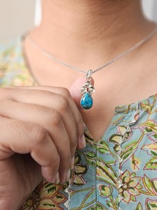 Tres pequeñas flores cobre turquesa plata colgante fiesta desgaste peso ligero plata colgante - Product Image 2