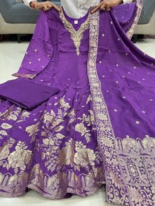 Vestido Anarkali de Seda Banarasi con Tejido Zari, Hecho a Mano, con Parte Inferior y Dupatta, Ideal para Fiestas y Festivales Indios - Product Image 4