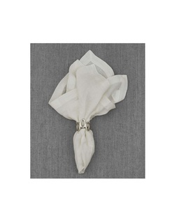 Rond de serviette en métal classique conçu pour convenir à la fois aux paramètres de table minimalistes modernes et à la décoration de salle à manger d'inspiration vintage - Product Image 2