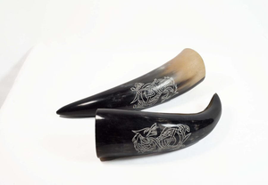 Corne à boire en métal sculptée de style viking artisanale avec support en fer et corne à bière personnalisée avec des caractéristiques durables - Product Image 4