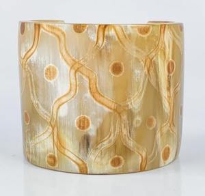 Brazalete de Cuerno de Búfalo con Patrón de Quemado Hecho a Mano |   Joyería de Cuerno Natural |   Brazalete Ecológico Hecho a Mano para Mujer - Product Image 2
