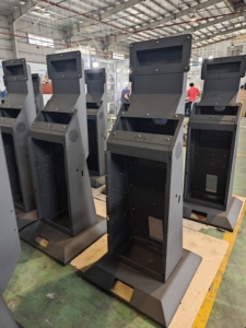Carcasa de acero para quiosco OEM ODM de fabricación personalizada, carcasa de terminal con recubrimiento en polvo con ventilación y ranura para pantalla de Vietnam - Product Image 2