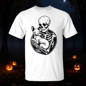 T-shirt vintage di Halloween con scheletro che abbraccia un gatto Sphynx per mamma e papà – Abbigliamento promozionale per amanti dei gatti - Product Image 3