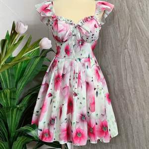 Vestido corto de moda con escote cuadrado y patrones florales vibrantes para eventos de otoño con cintura natural - Product Image 5