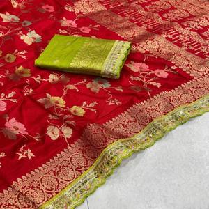 Sari de Seda Dola VASTRA COTTAGE con Bordado Meenakari, Ribete de Cordón y Lentejuelas, Pallu de Zari con Blusa en Contraste - Product Image 4