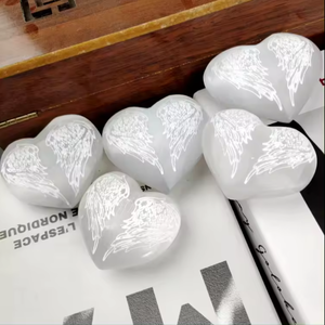 ขายส่ง Selenite แกะสลักหินปาล์มร่วงลงคริสตัลรูปหัวใจหินหัตถกรรมตกแต่งบ้านบําบัดเรอิกิ - Product Image 5