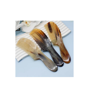 Peine de pelo de cuerno elegante para uso doméstico Peine de cuerno de último diseño con calidad sólida Precio bajo Tallado a mano - Product Image 4