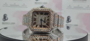 นาฬิกาหรูหราทรงสี่เหลี่ยมประดับเพชรโมอิสซาไนต์ ตัวเรือนสแตนเลสสตีลสีโรสโกลด์ หน้าปัดโรมัน แสดงวันที่ กระจกแซฟไฟร์ กันน้ำ ดีไซน์หรูหรา T*mep*ece - Product Image 5