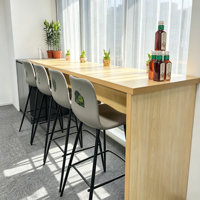 Table de bar moderne en bois avec tabourets, comptoir de bar haut, îlot de cuisine pour bureau ou salle de pause