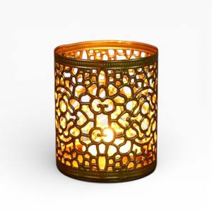 Bougeoir en métal doré antique avec un design orné de filigranes pour une décoration classique - Product Image 1