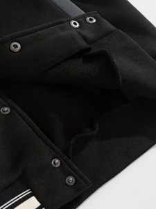 Chaqueta Universitaria de Béisbol Casual Vintage para Hombre de Alta Calidad, Negra, con Parches de Logotipo Bordados Personalizados DTF en la Parte Delantera, Suministro ODM - Product Image 3