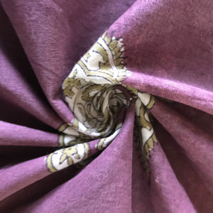 Tissu en coton imprimé à la main, motif Paisley Buta |   Tissu ethnique indien rose poussiéreux - Product Image 1