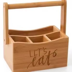 Almacenamiento de cubiertos de madera diseñado para servir bebidas y aperitivos con una asa resistente y compartimentos espaciosos. - Product Image 1