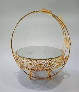 Eleve su presentación de postres con este impresionante y resistente soporte de metal para pasteles de alta calidad y disponible a precios al por mayor - Product Image 4