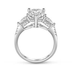 Bague de mariage pour homme Jeulia en argent sterling platine avec trois pierres de moissanite en forme de poire géométrique - Product Image 2