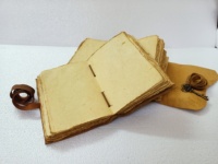 Revues en cuir de buffle sur mesure avec clés et arbre de cuir journaux gaufrés fabriqués à l'aide de papier bordé