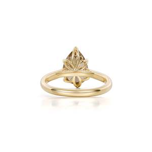 Anillo Luminoso de Diamante Cultivado en Laboratorio VS1 de 2.76 Ct, Color Marrón Claro, en Oro Amarillo de 14K, Tono Cálido, Tipo Old Mine Pear Fine Champagne - Product Image 3