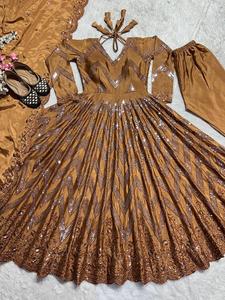 Haute sur demande Design moderne Chinon soie séquence broderie Anarkali et pantalon avec fantaisie dentelle coupe travail bordure Dupatta costume complet - Product Image 4