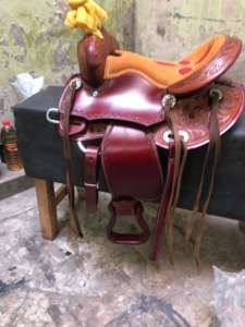 Conjunto de Silla de Montar Western de Cuero Premium con Diseño Artístico y Detalles en Madera |   Juego de Herrajes de Acero Inoxidable Hechos a Mano para Montar a Caballo - Product Image 2