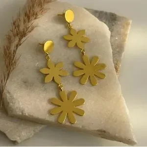 Boucles d'oreilles pendantes en laiton plaqué or faites à la main pour femmes, avec cristaux en forme de fleur, idéales pour les occasions festives - Product Image 2