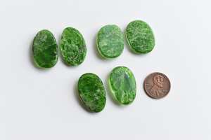 Venta caliente 100% Diópsido de cromo natural Corte ovalado Diópsido de cromo verde calibrado a la venta En corte ovalado Tipo Producto a granel OEM - Product Image 2