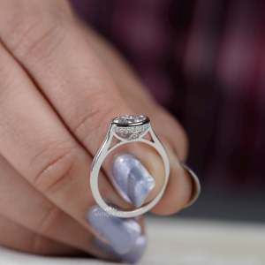 Hermoso Anillo de Compromiso con Diamante Ovalado Certificado por IGI, con Engaste Oeste-Oriental y Halo Oculto - Product Image 6
