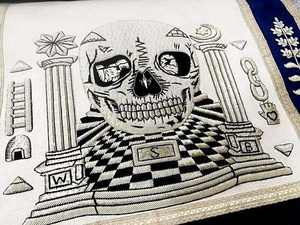 Tablier maçonnique en cuir Kivotech, conçu sur mesure, avec des badges 3D, crâne et piliers, fait à la main - Product Image 2